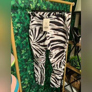 XXL Fabletics Capri Leggings